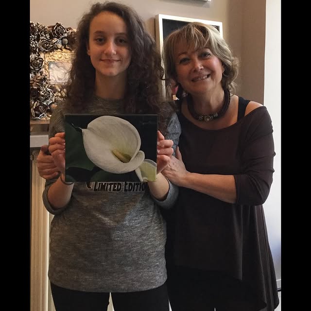 Elis Priolo con una giovane allieva durante il laboratorio di pittura