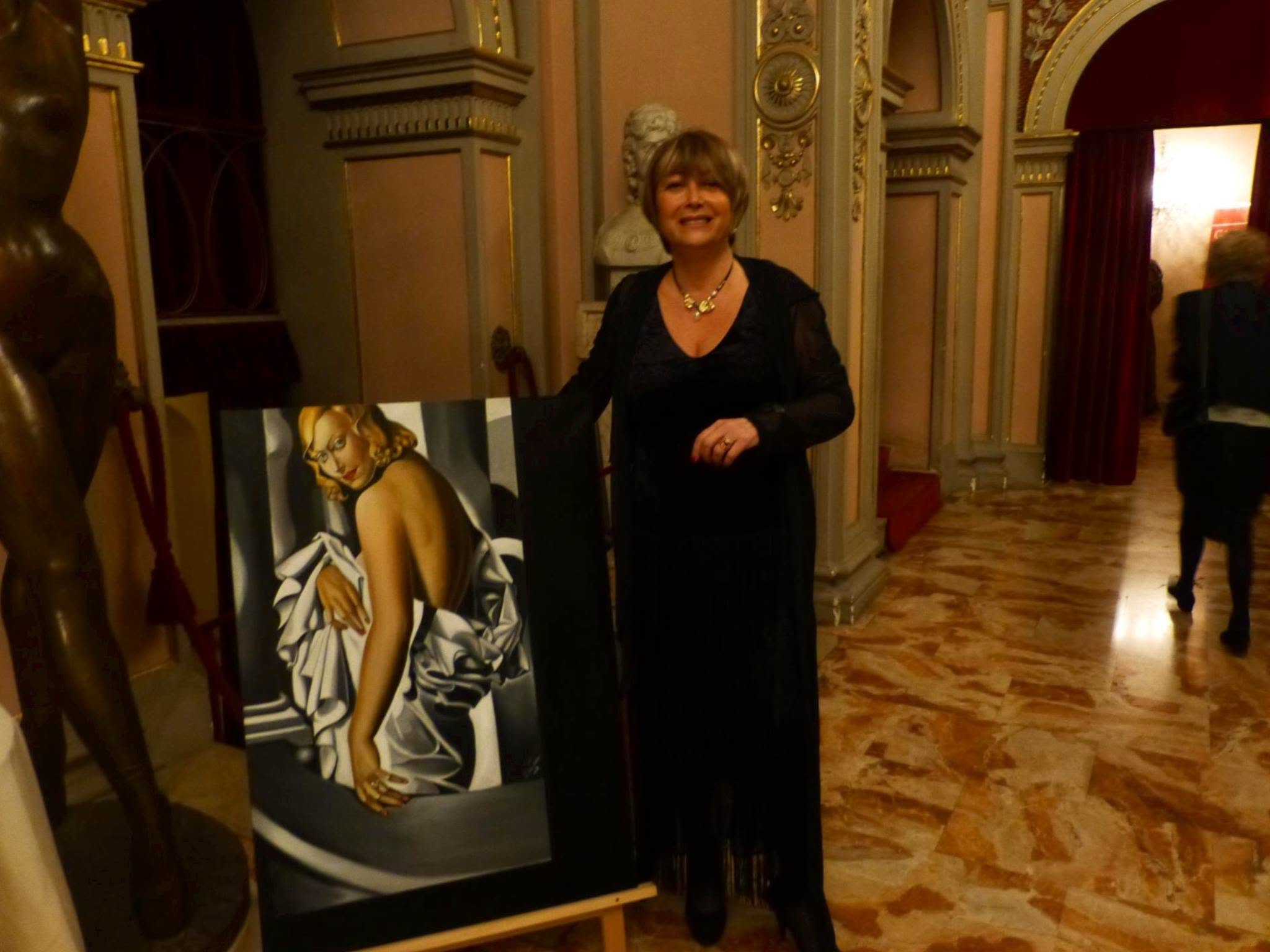 Elis Priolo accanto al suo Omaggio a Tamara de Lempicka