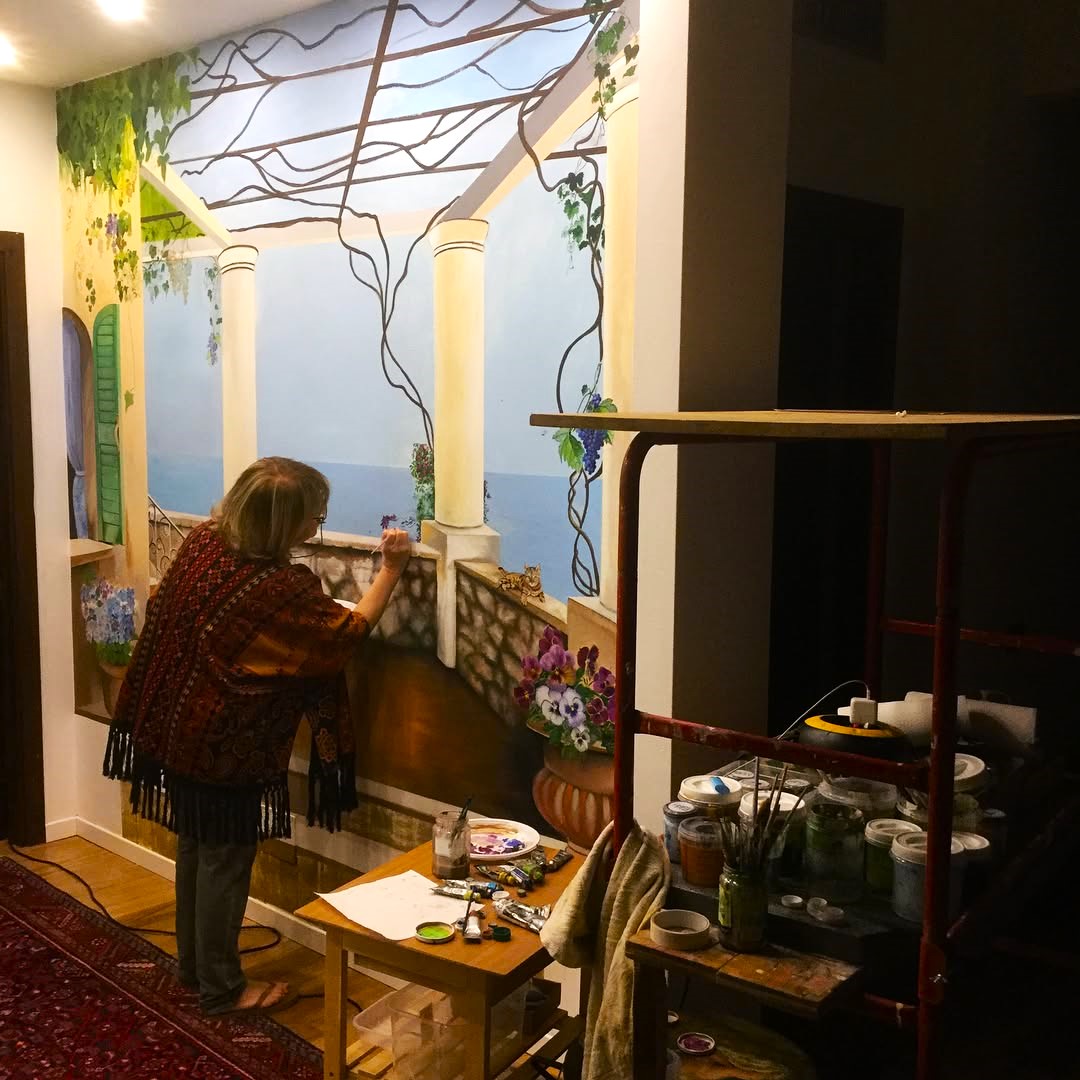 Elisabetta Priolo dipinge il murales Trompe-l'œil