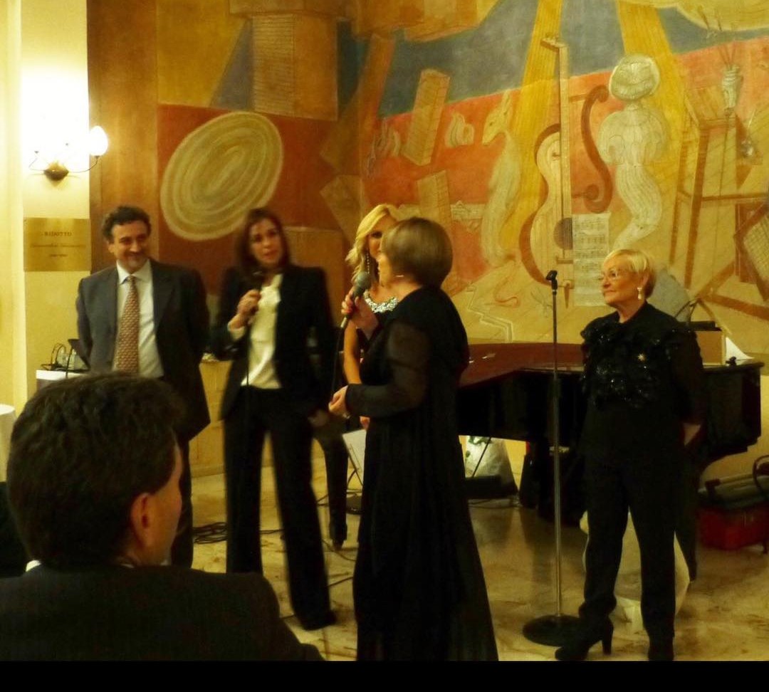 Elis Priolo con Cristina Parodi e Gisella Donadoni durante l'inaugurazione